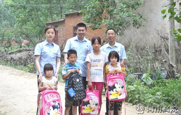 淮滨法院开展走访帮扶留守儿童活动，送去文具用品传递温暖